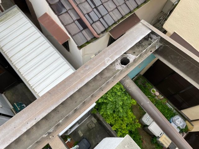 姫路市でベランダ屋根のフレームの清掃